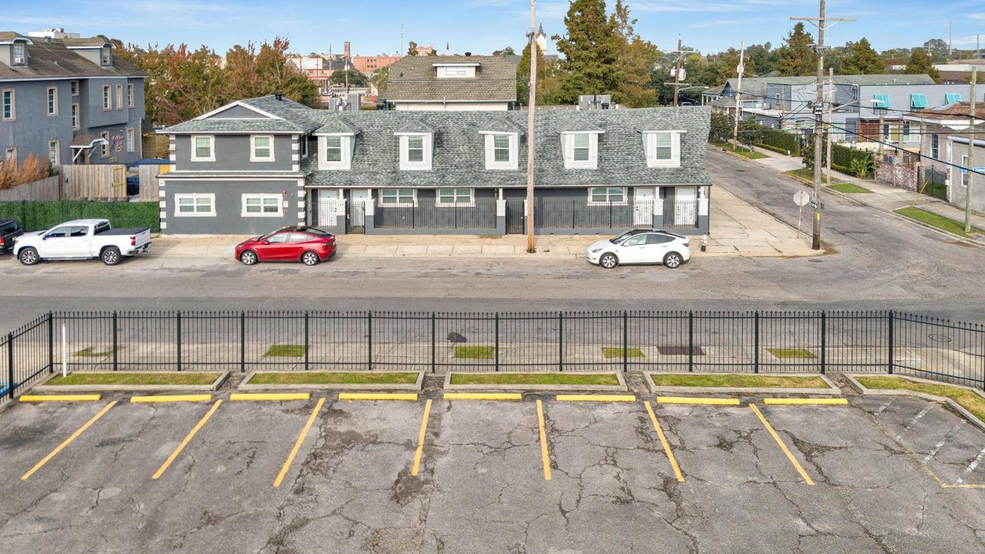 Hotel Sleeps 24-spacious Near Fq W Pool New Orleans
