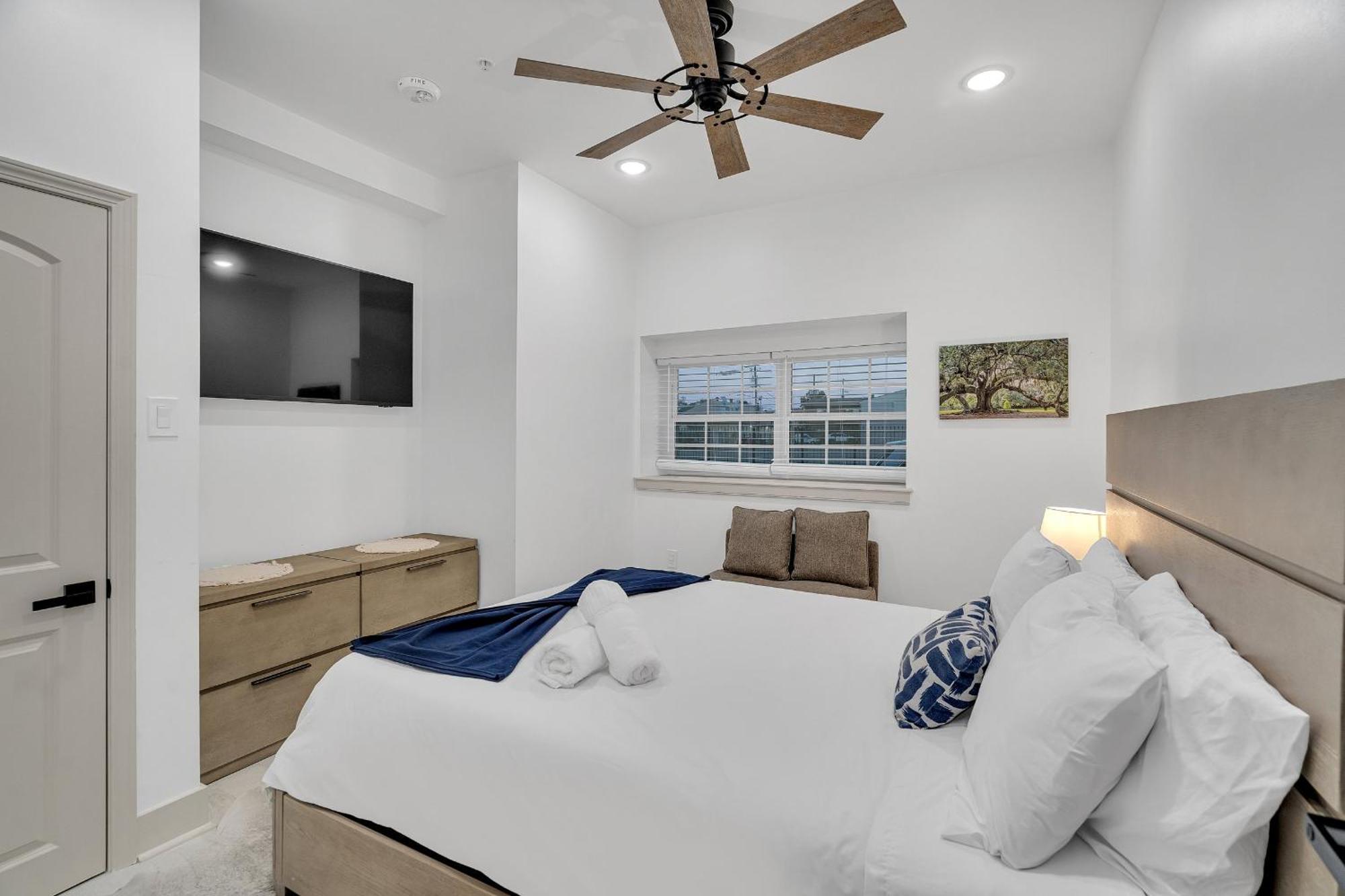 Sleeps 24-spacious Near Fq W Pool Hotel *