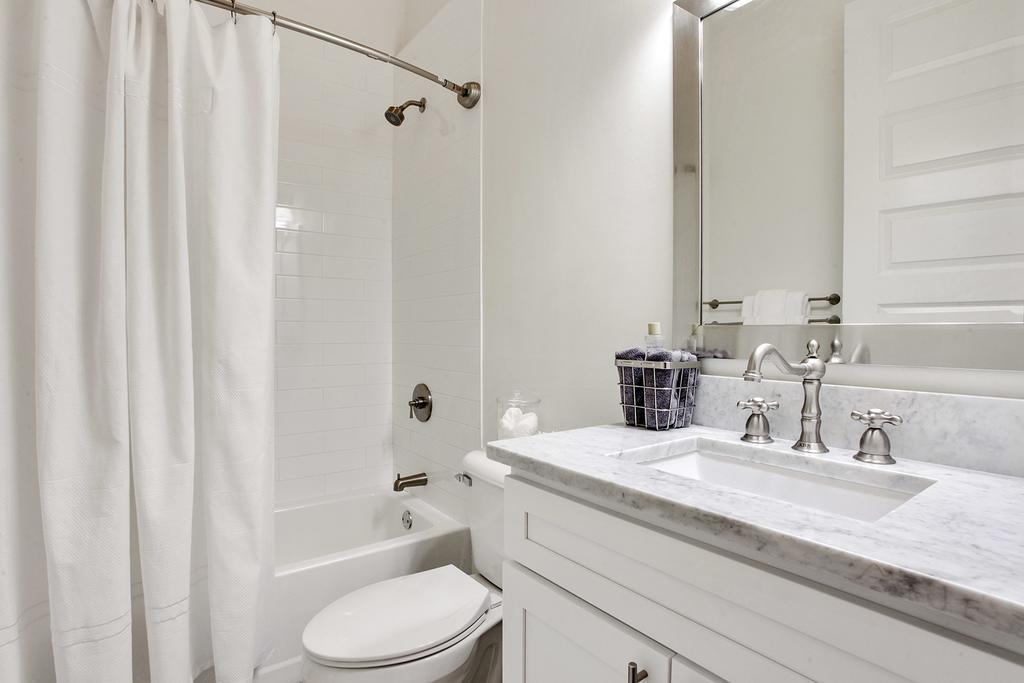 Charming Royal Queen Blocks From Fq! Holiday home New Orleans