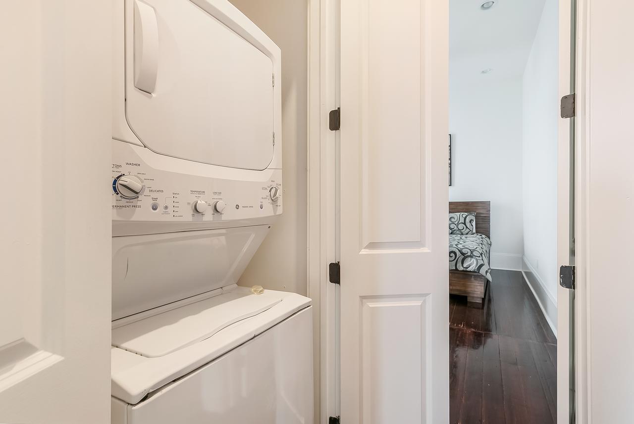 Modern 2br On Carondelet By Hosteeva *