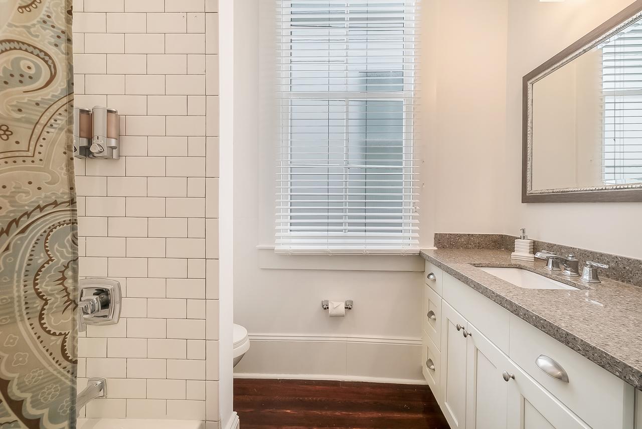 Modern 2br On Carondelet By Hosteeva *