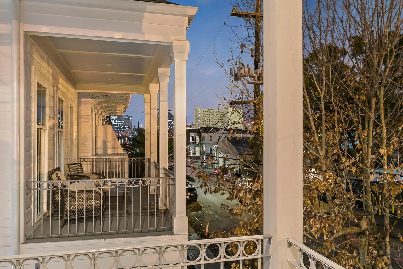 Modern 2br On Carondelet By Hosteeva Apartment *