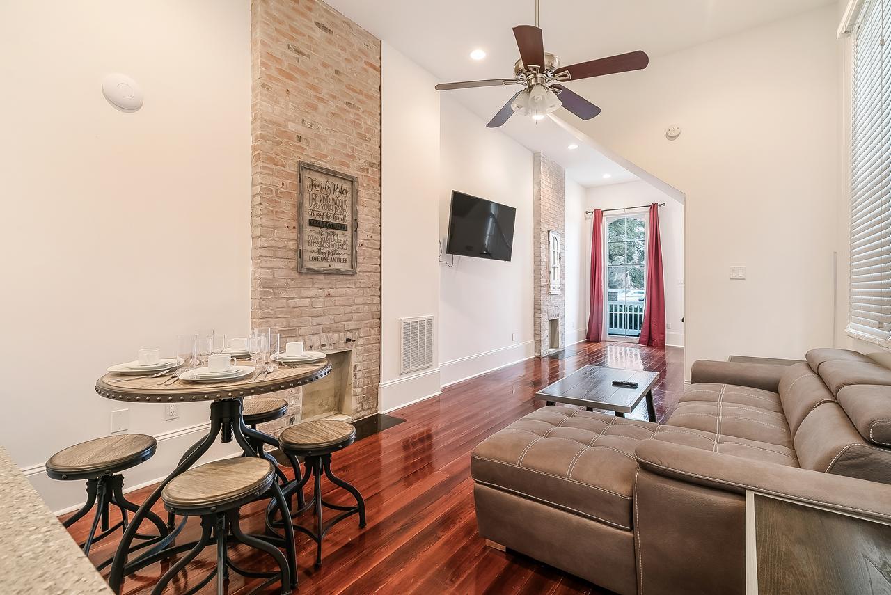 Modern 2br On Carondelet By Hosteeva Apartment *