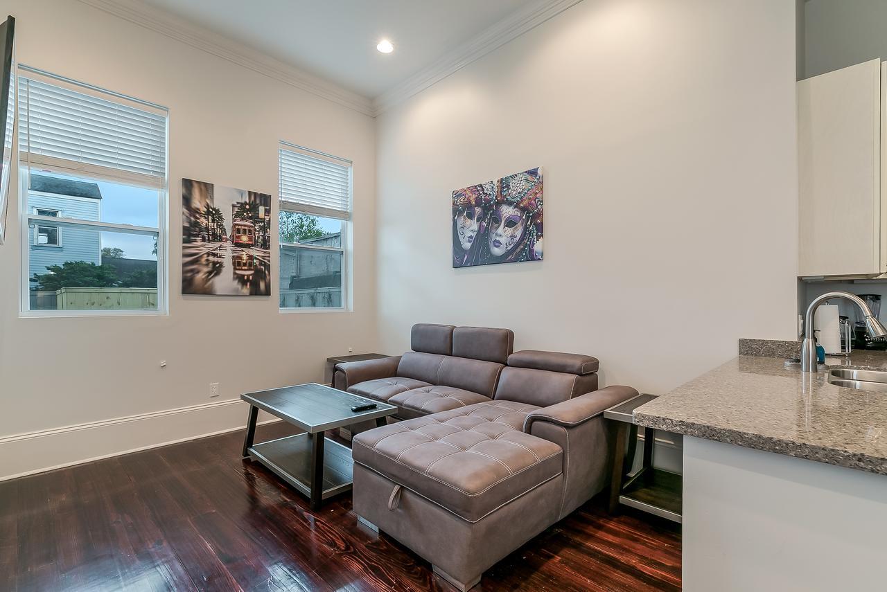 Modern 2br On Carondelet By Hosteeva *