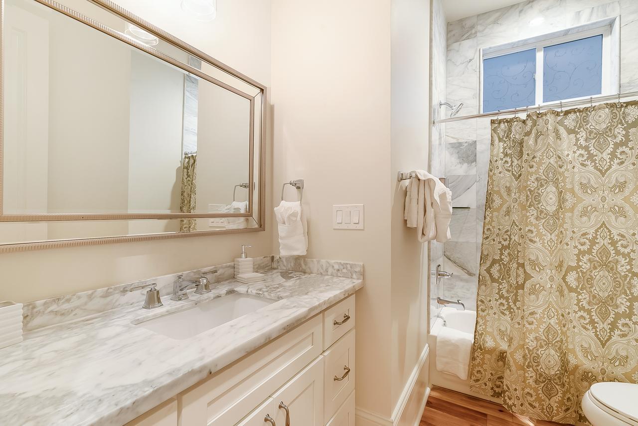 Hosteeva 3 Bedroom Close To St Charles 5 M Ride To Fq Apartment *