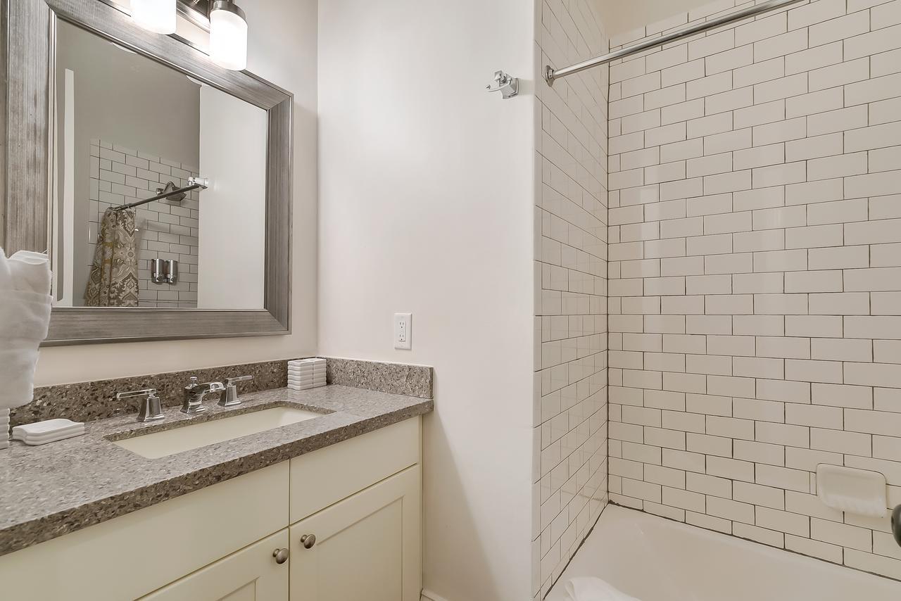 Modern 2br On Carondelet By Hosteeva New Orleans