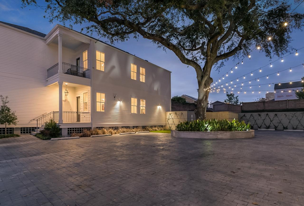 Apartment Modern 2br On Carondelet By Hosteeva
