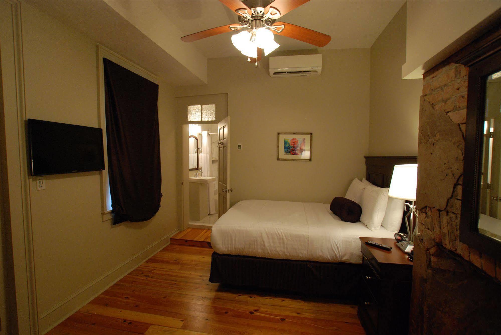 On St. Ann, A French Quarter 3* New Orleans