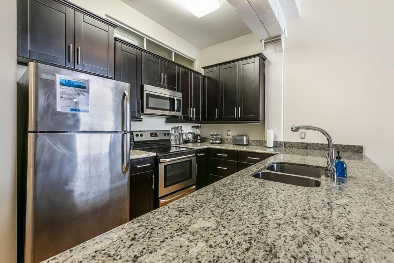 Gorgeous Condo 1 Minute Walk To French Quarter And Bourbon St. Apartment