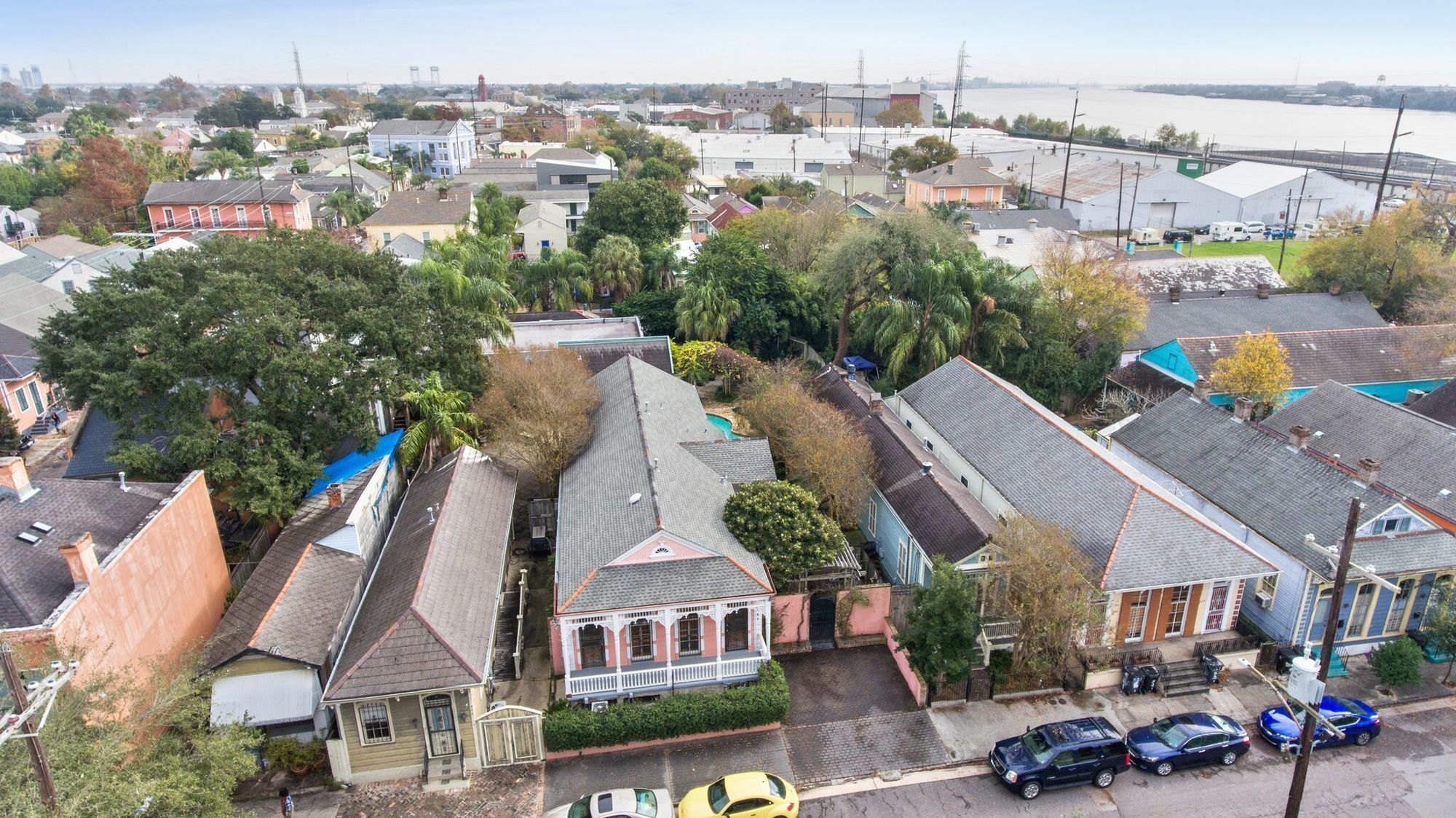 4 Bedroom -famous Landmark Next To Bourbon St *