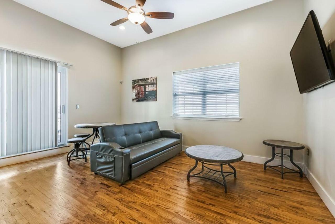 Gorgeous Condo 1 Minute Walk To French Quarter And Bourbon St. Apartment *