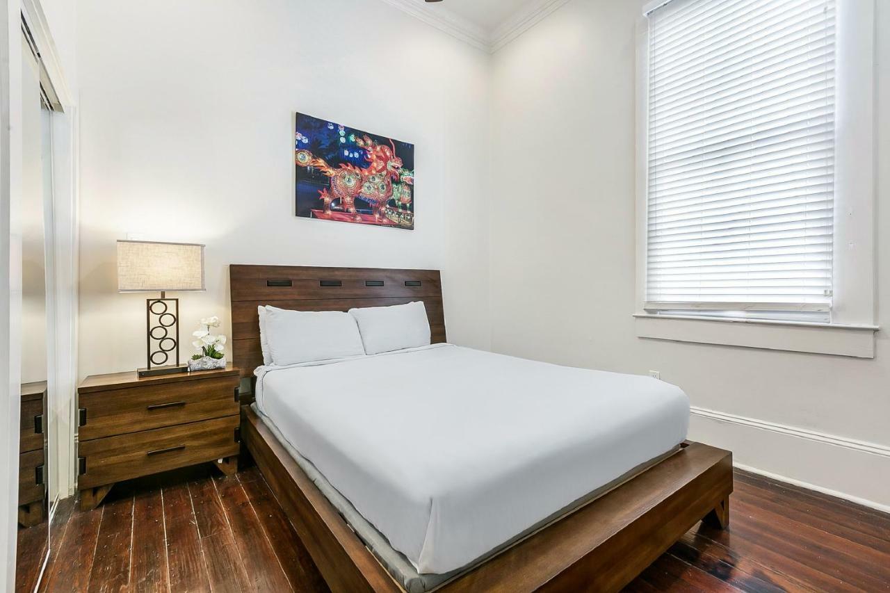 Modern 2br On Carondelet By Hosteeva