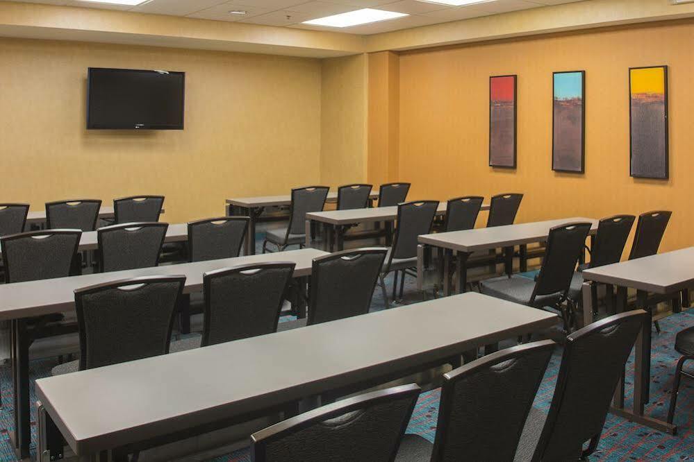 Sonesta Es Convention Center 3*