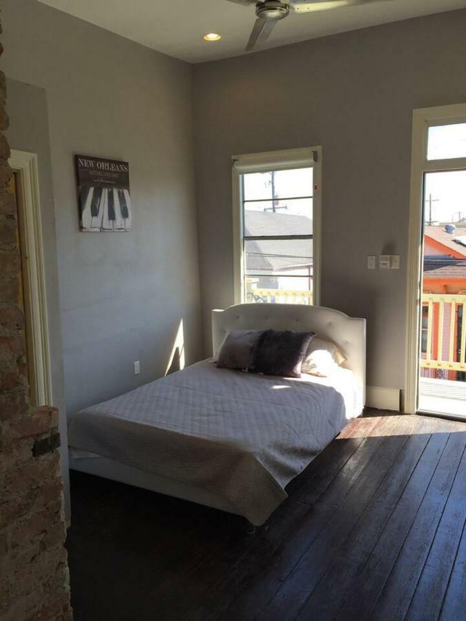 Modern 2 Blocks From Quarters Apartment *