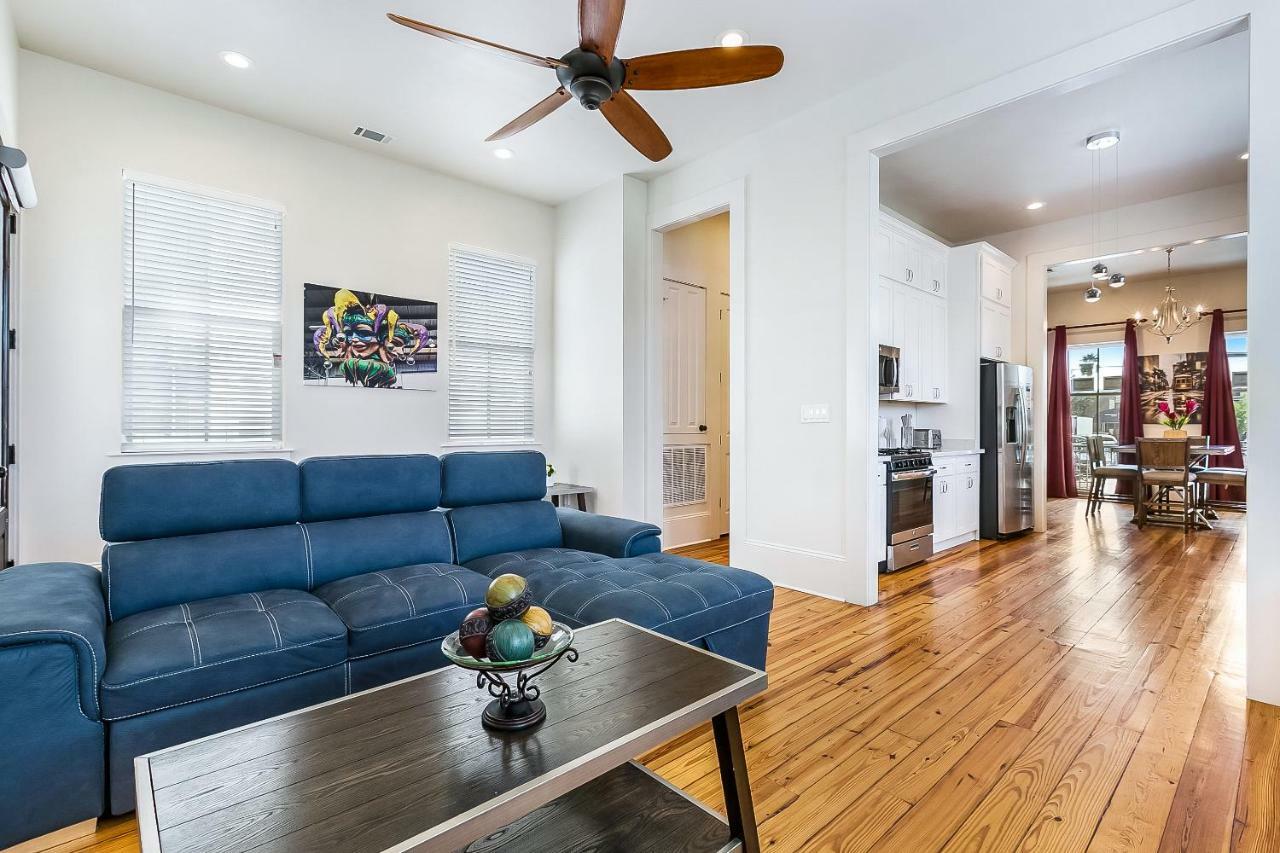3br On Carondelet By Hosteeva