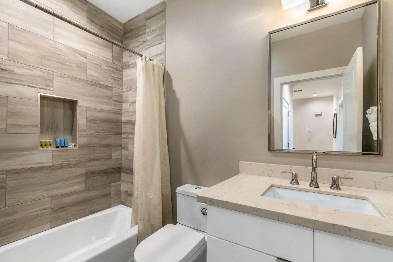 Guest house New Construction Townhouse Near Hot Spots