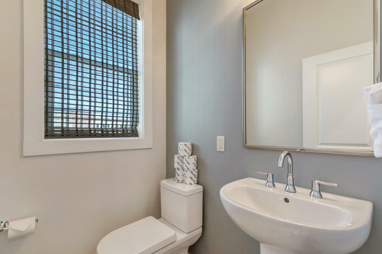 New Construction Townhouse Near Hot Spots Guest house