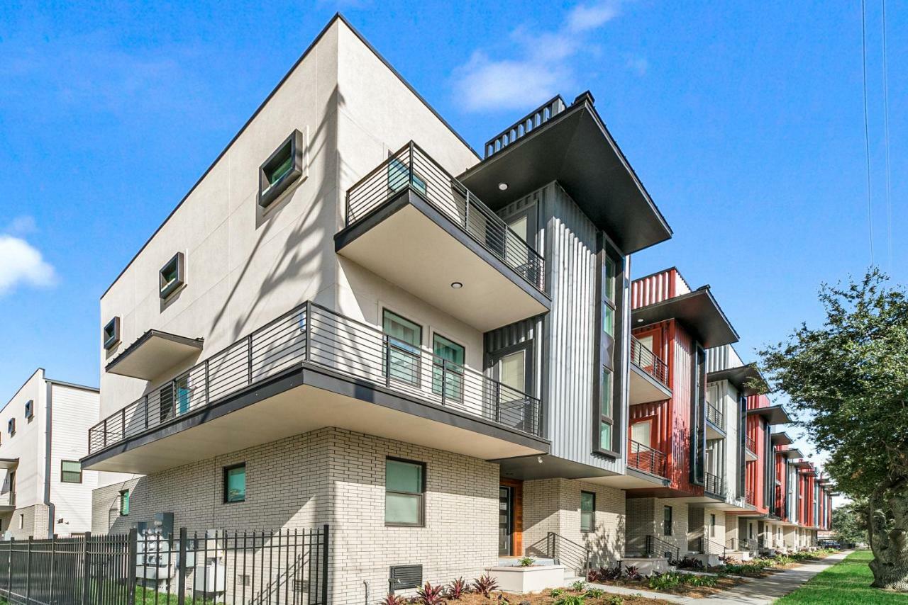 New Construction Townhouse Near Hot Spots *