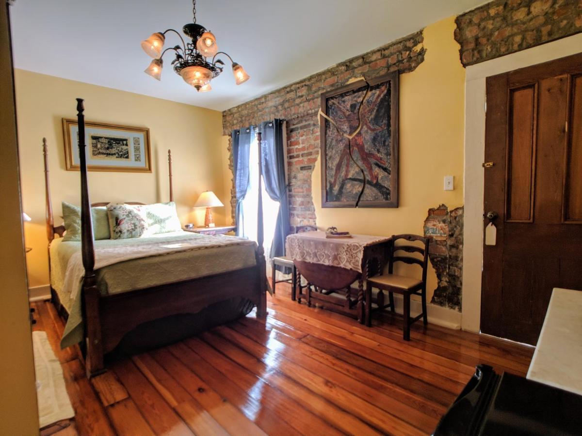 Parisian Courtyard Bed & Breakfast 3*
