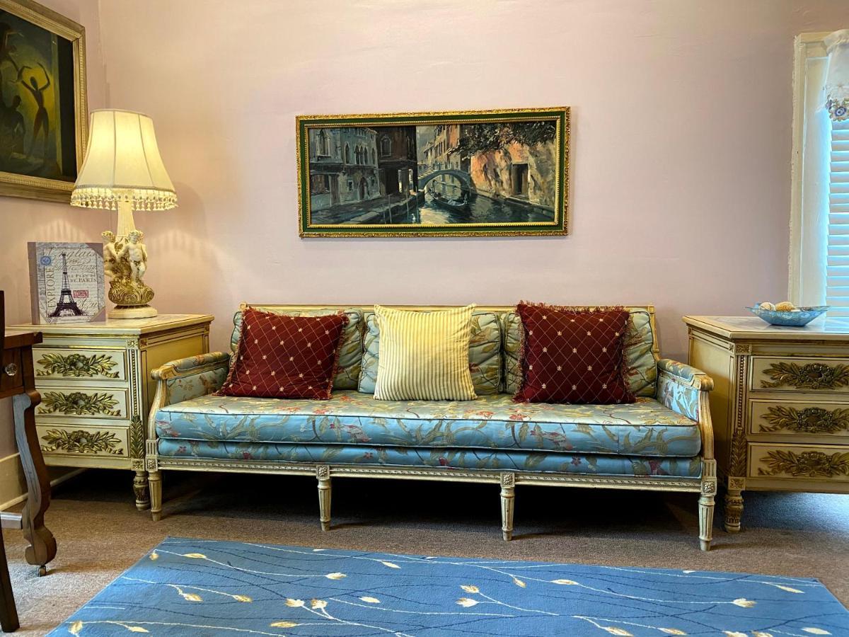 Parisian Courtyard Bed & Breakfast