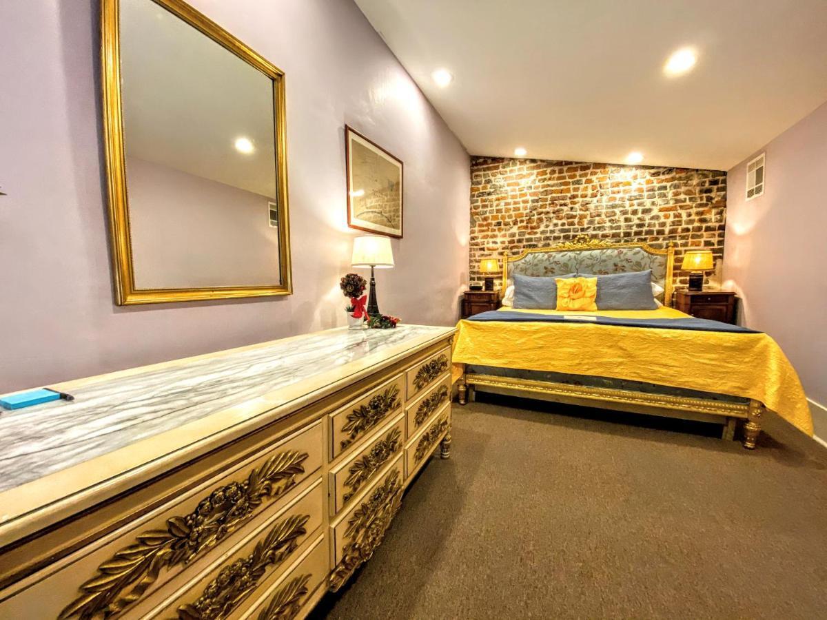 Parisian Courtyard Bed & Breakfast 3*