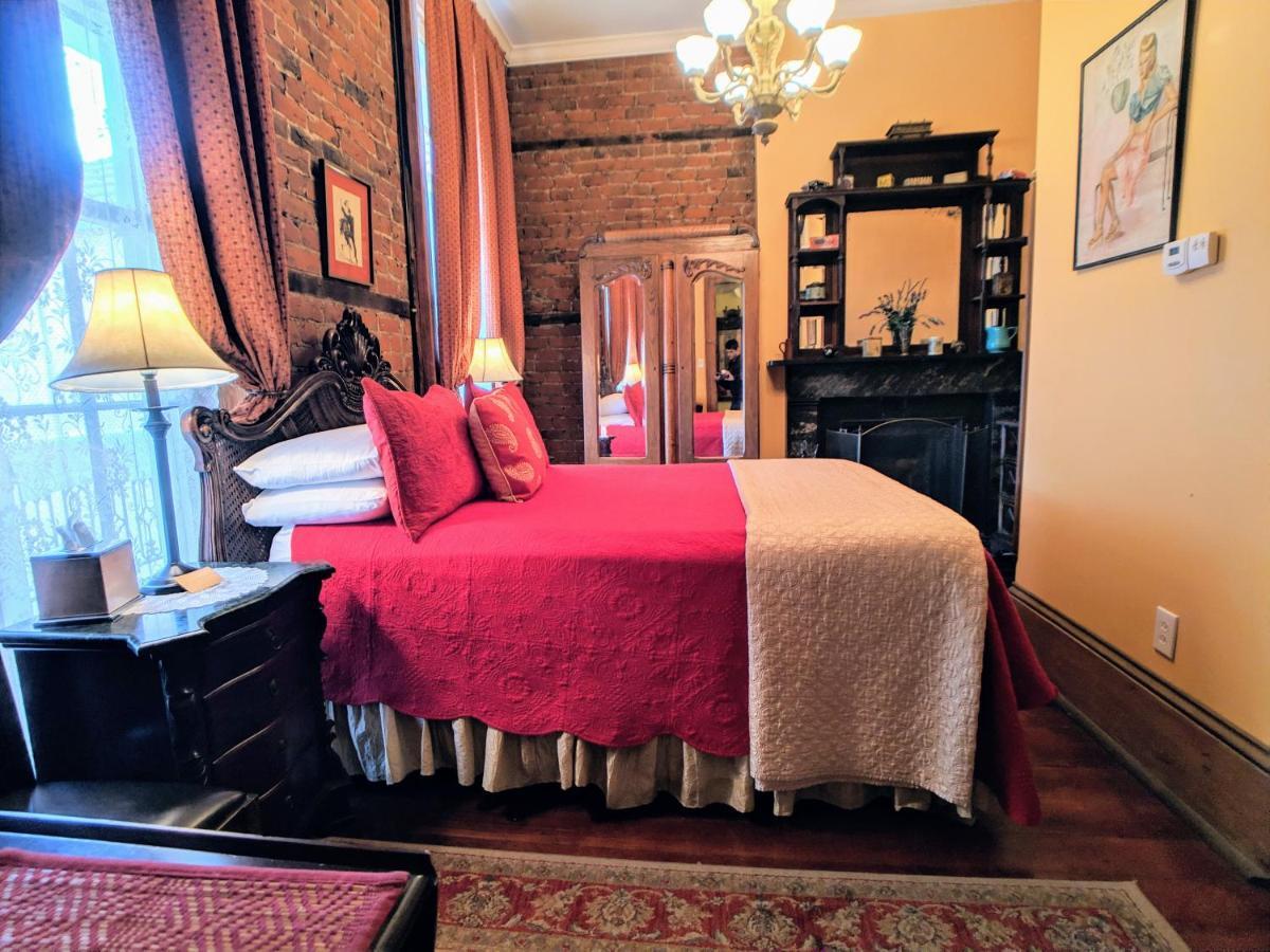 Bed & Breakfast Parisian Courtyard