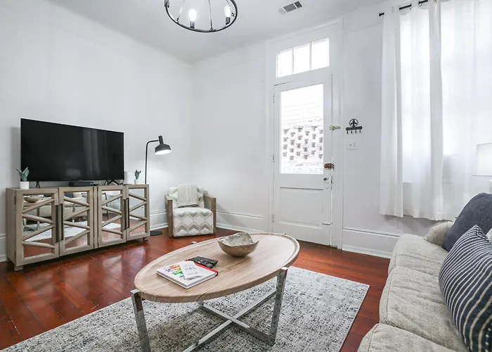 Updated Bourbon Street Condo With Smart Tvs!