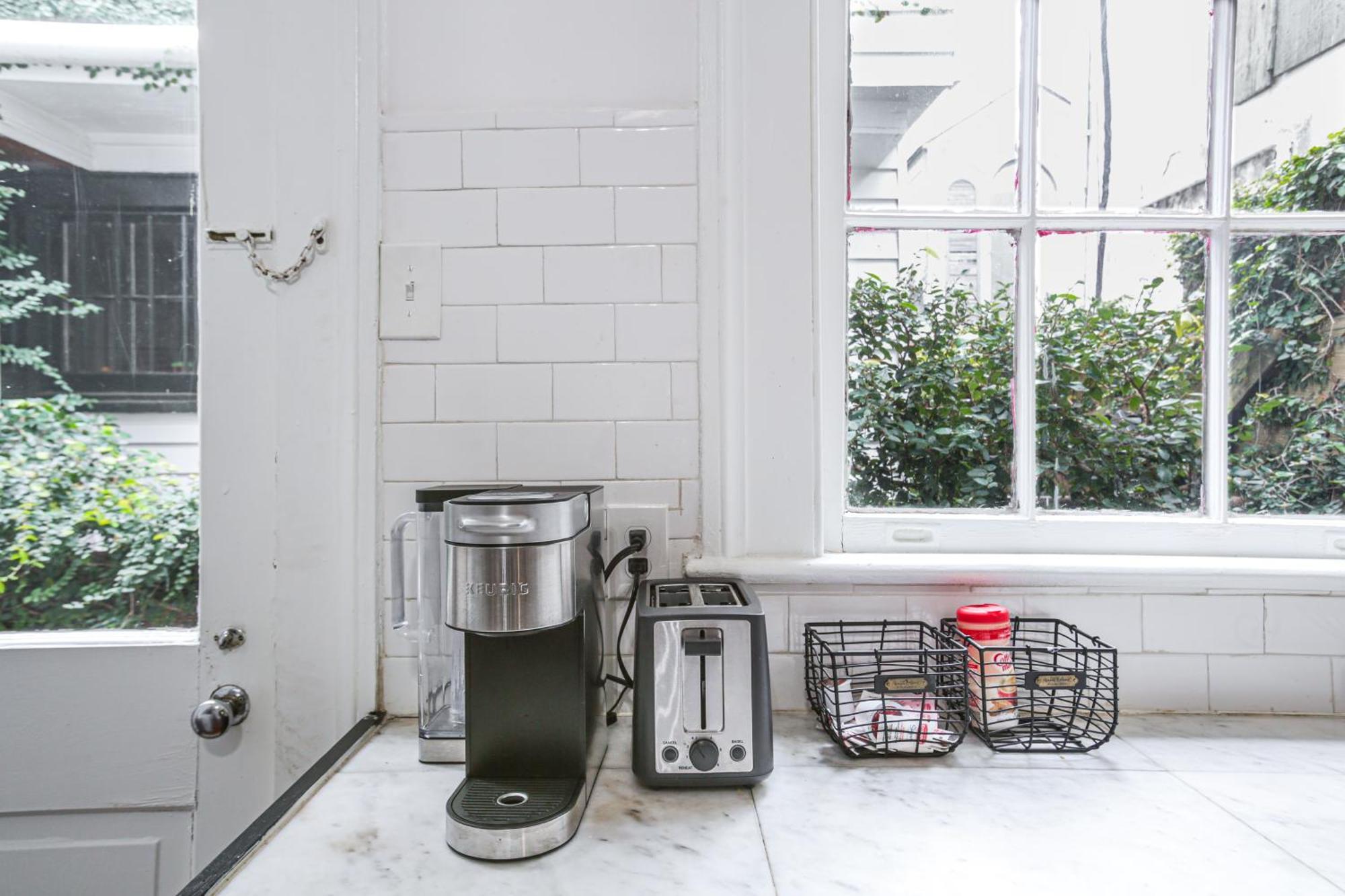 Updated Bourbon Street With Smart Tvs! Apartment New Orleans
