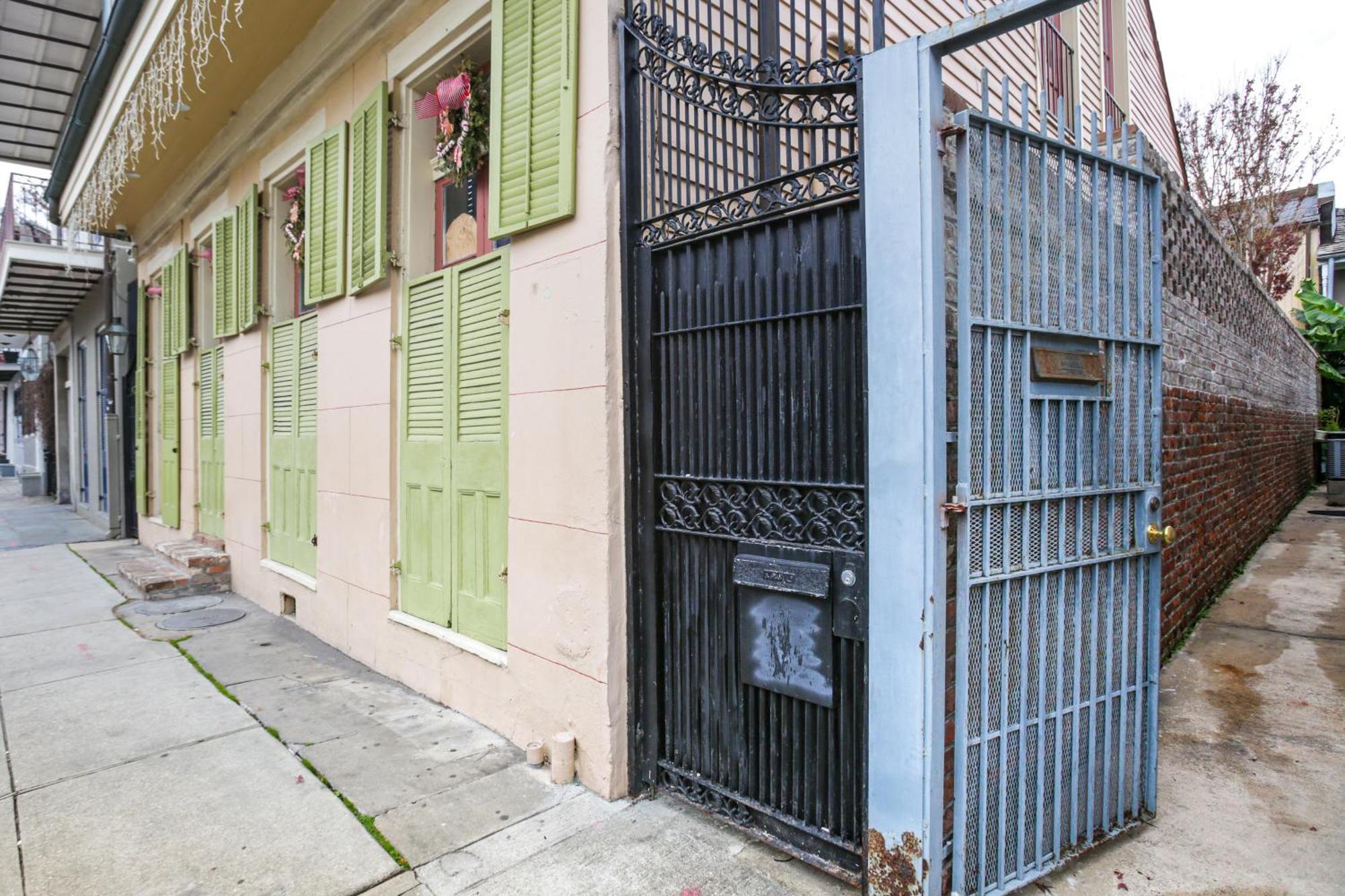 Apartment Updated Bourbon Street With Smart Tvs! New Orleans