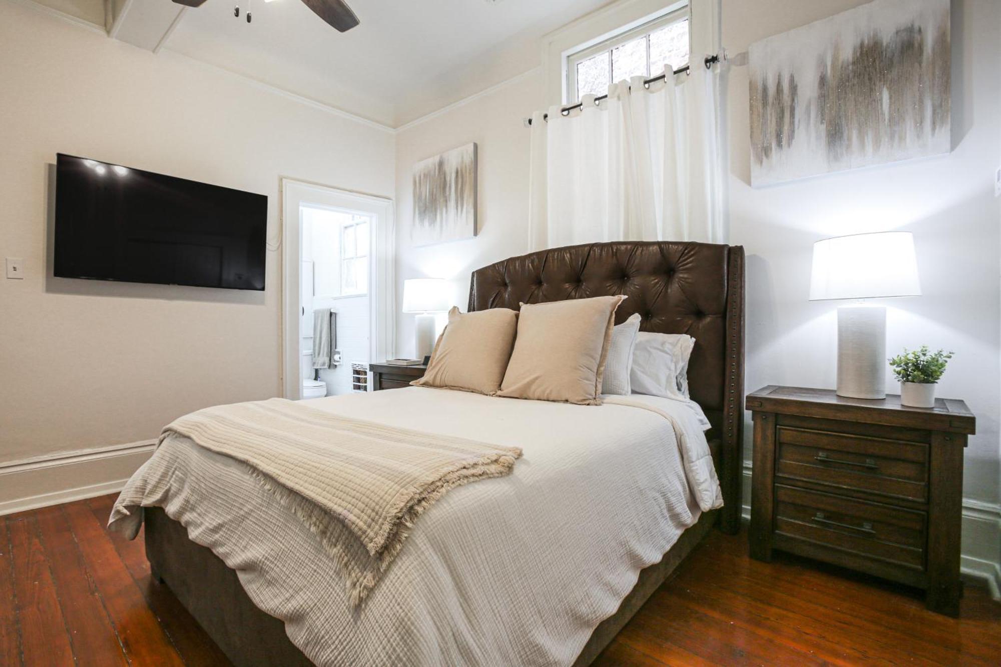 Updated Bourbon Street With Smart Tvs! Apartment