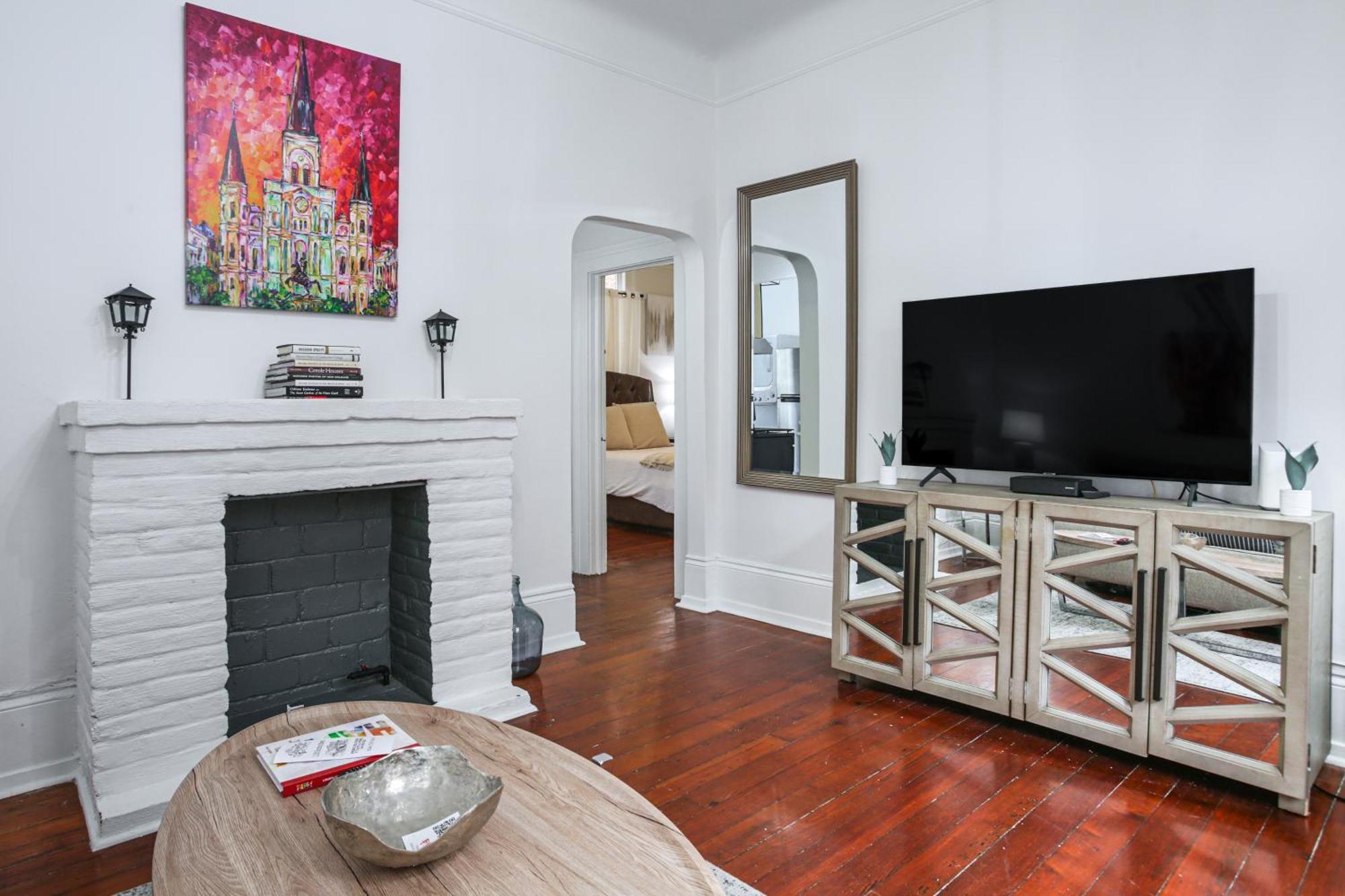 Updated Bourbon Street With Smart Tvs! Apartment