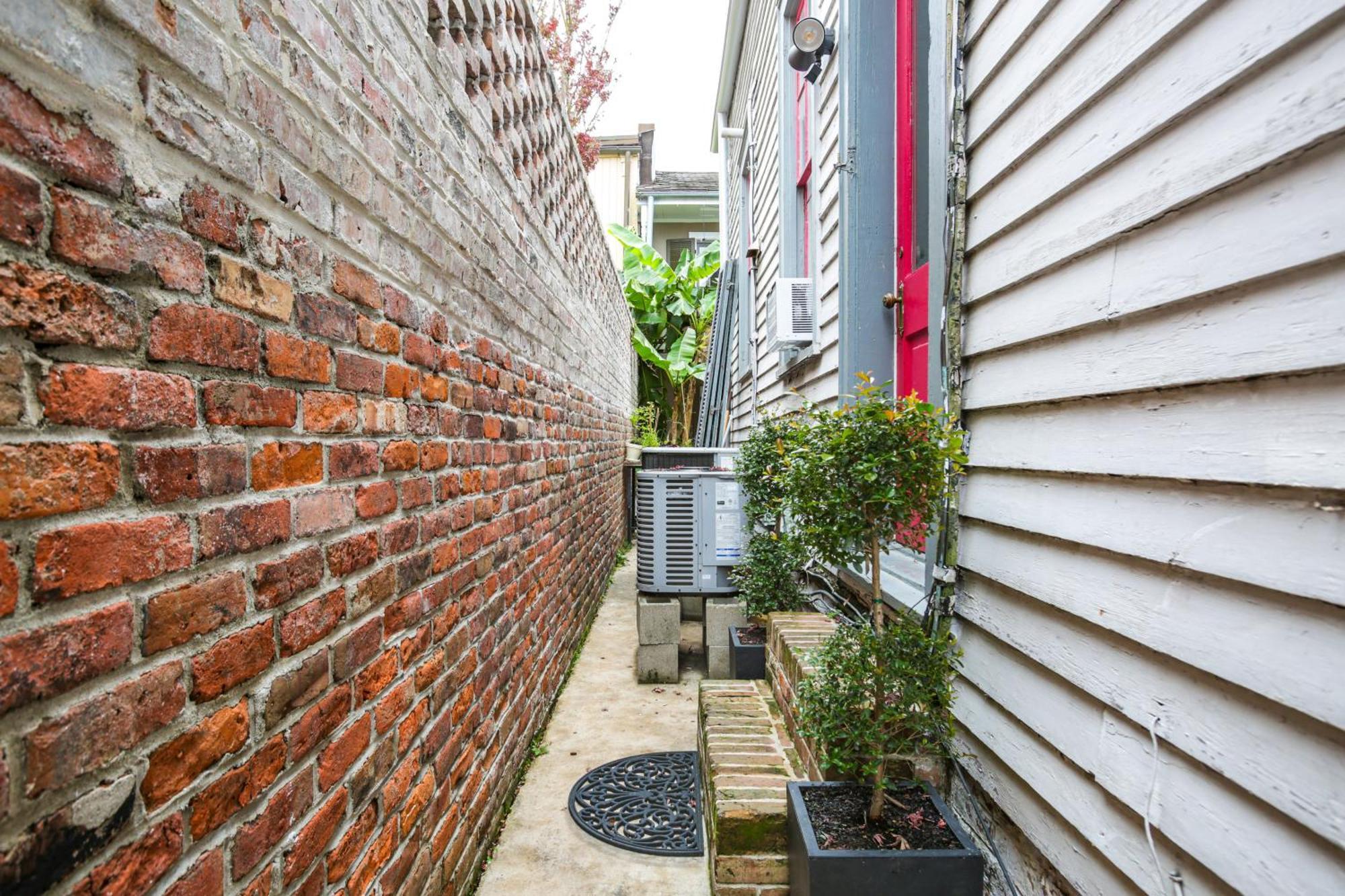 Updated Bourbon Street With Smart Tvs! *