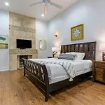 Spacious 3Br Condo In Downtown