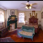 1870 Banana Courtyard French Quarter B&B