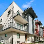 Stunning 4 Bedroom Townhouse In Mid City
