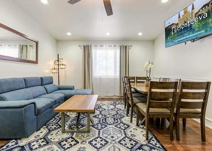 Elegant 4Br Condo In Downtown By Hosteeva