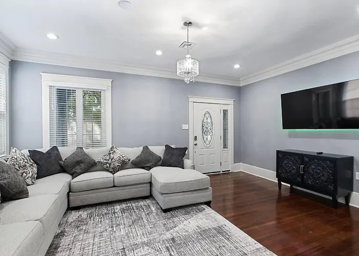 Luxury Spacious Uptown 3 Bedroom In Historic Area