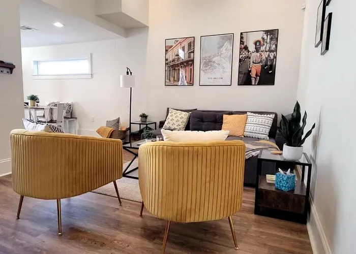 Entire Spacious Vacation Home - Close To All City Attractions