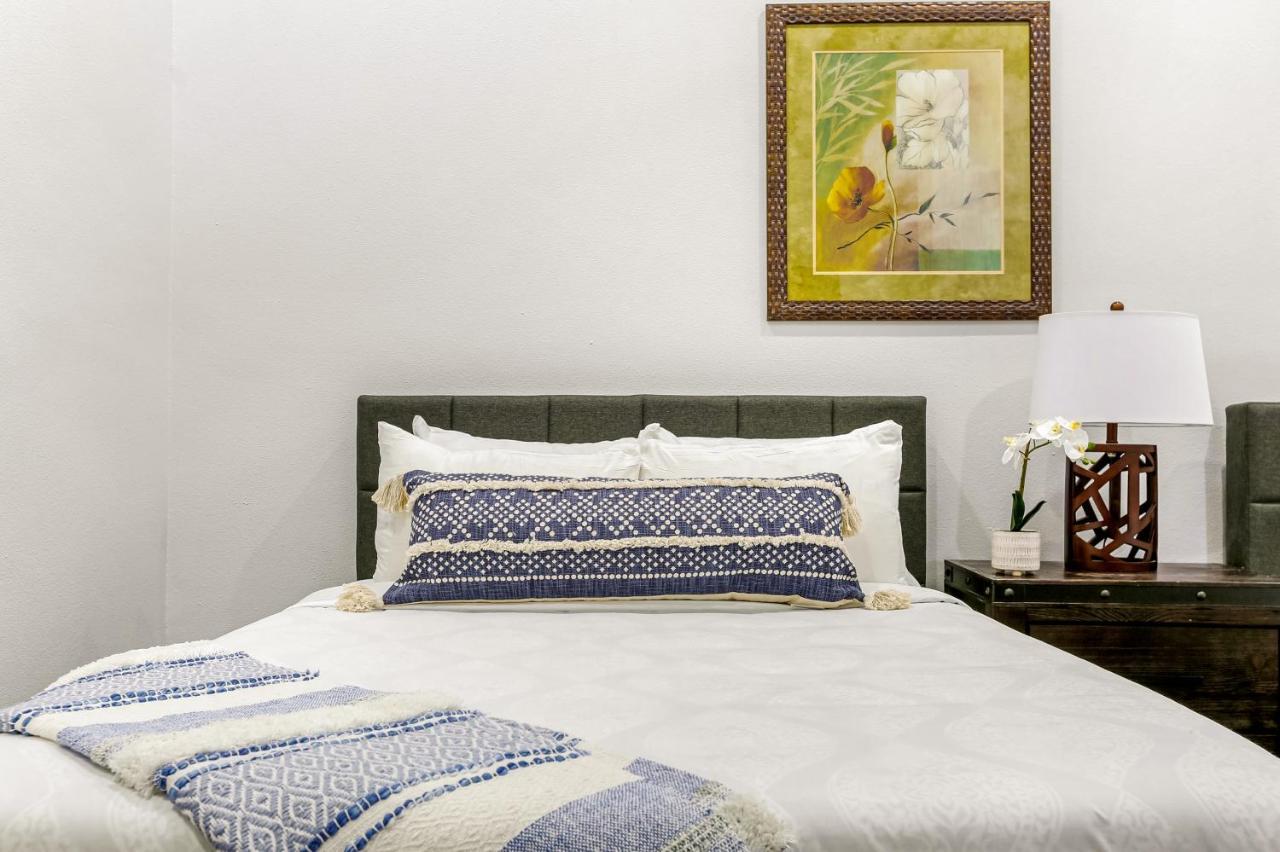 Spacious 3br In Downtown Apartment *