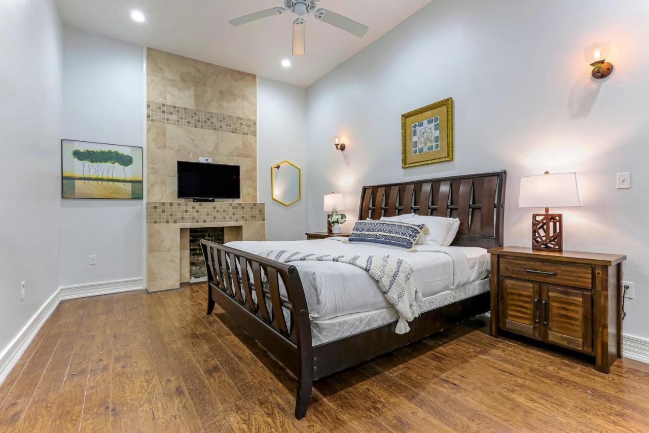 Spacious 3br In Downtown Apartment *