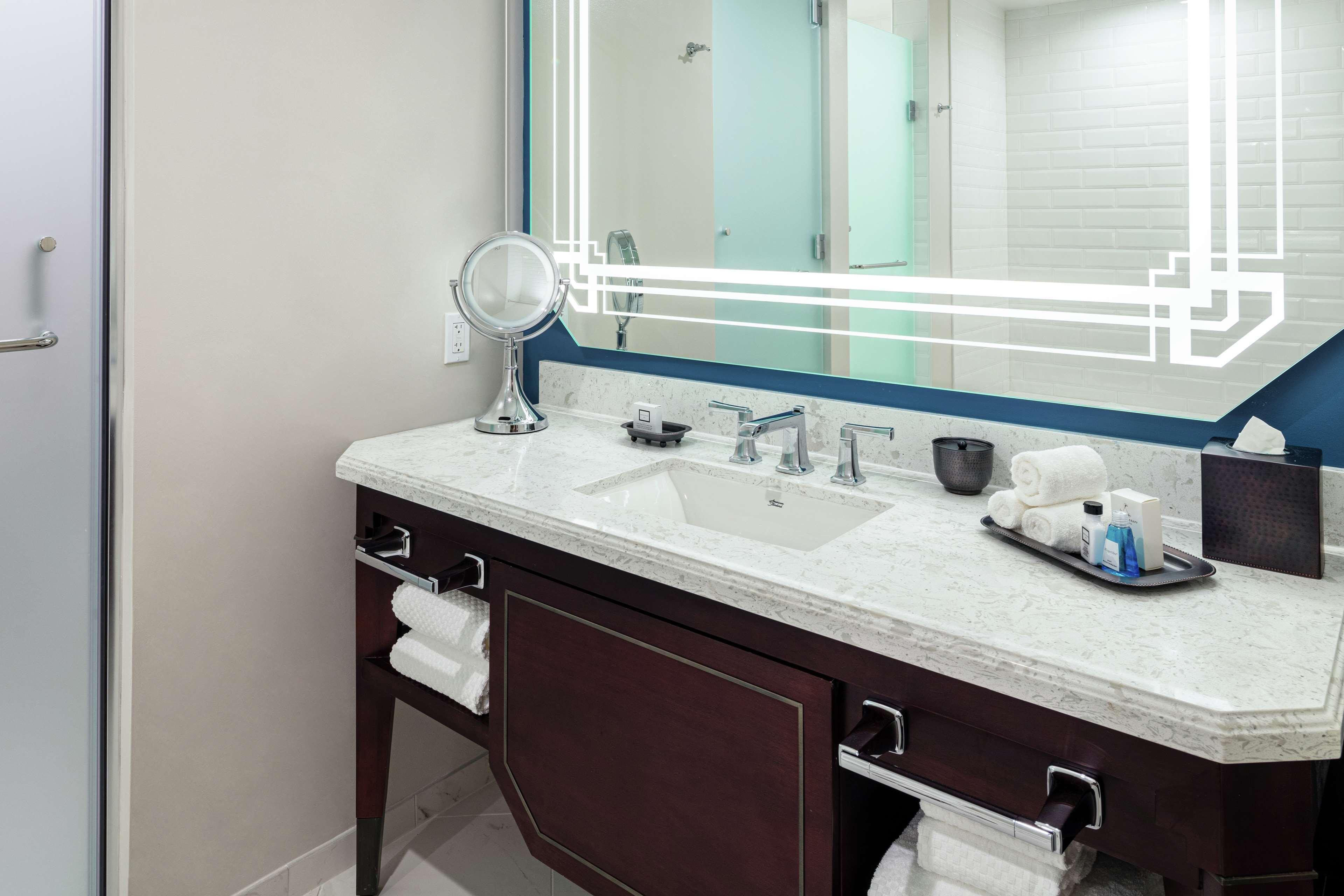 Hotel The Higgins New Orleans, Curio Collection By Hilton 4*