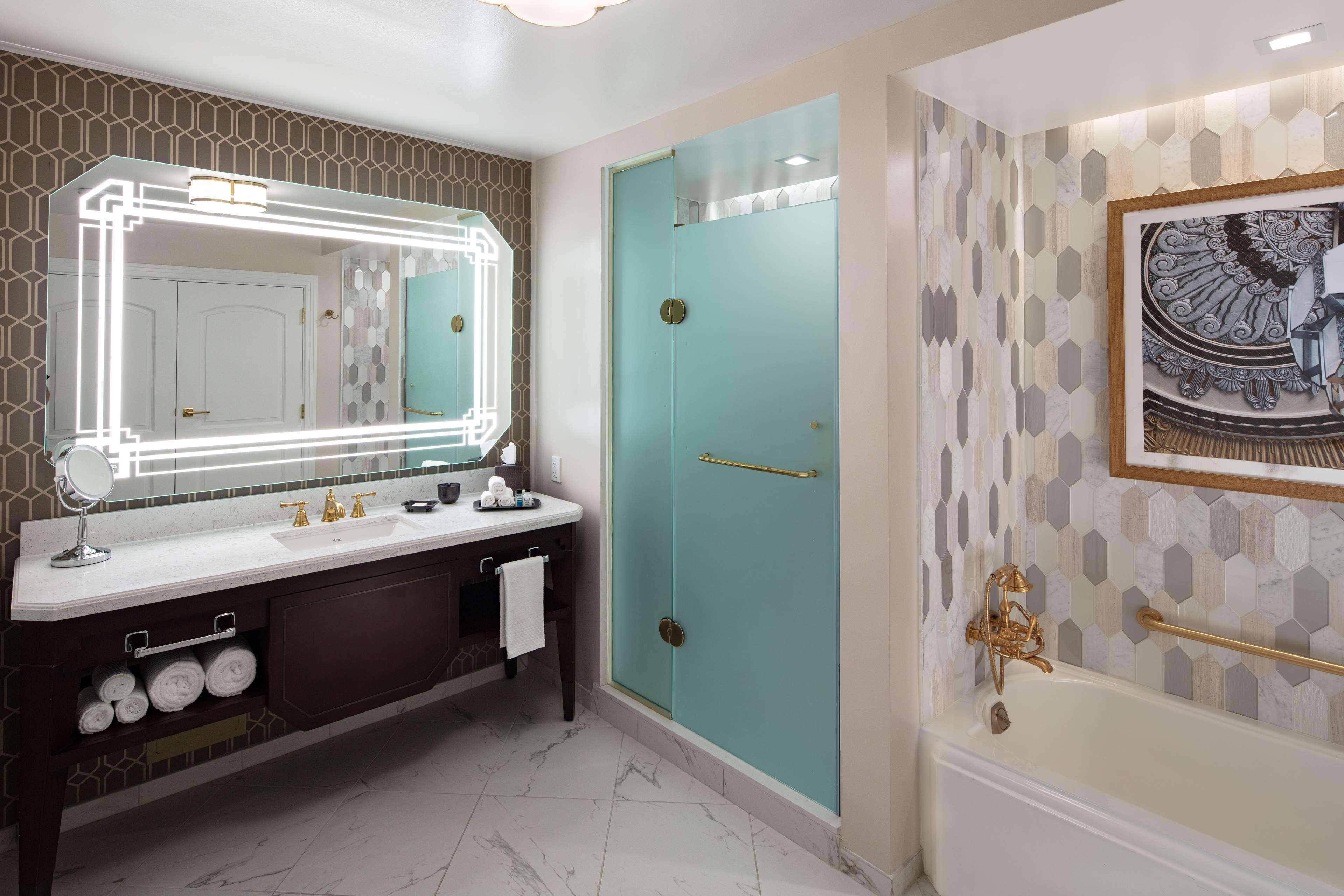 Hotel The Higgins New Orleans, Curio Collection By Hilton