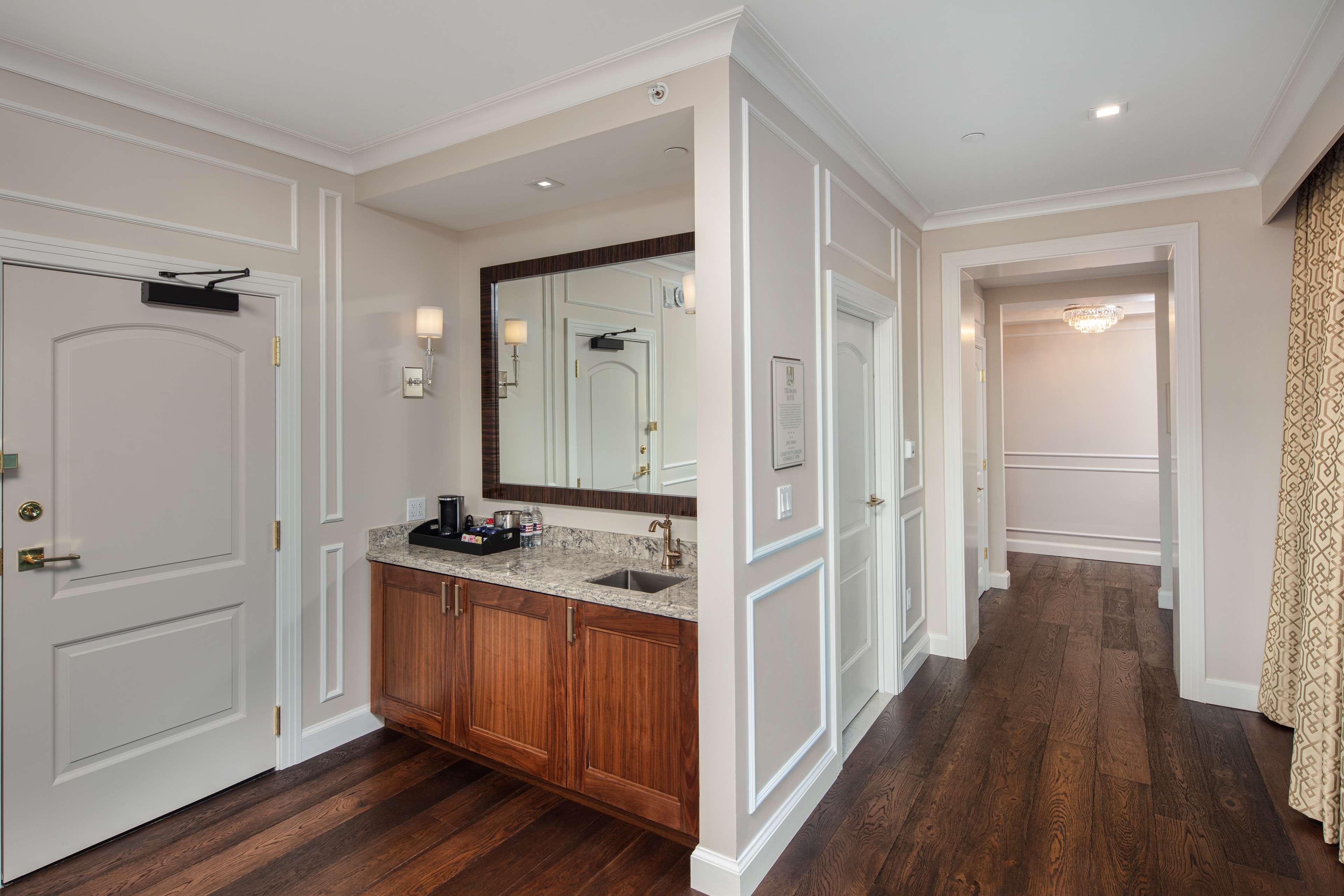 The Higgins New Orleans, Curio Collection By Hilton New Orleans