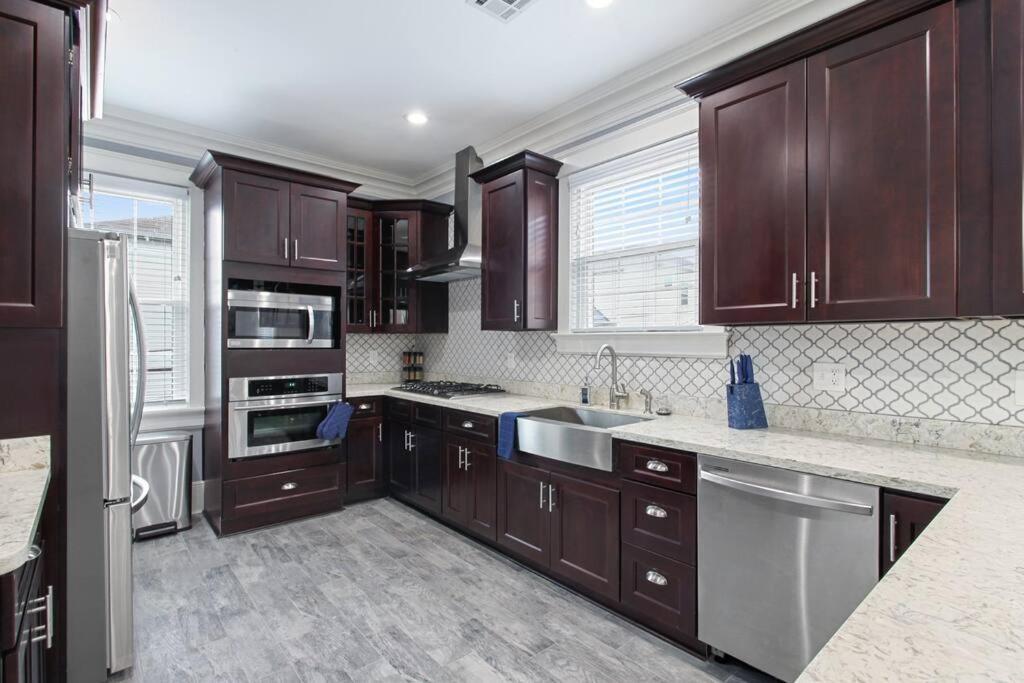 Luxury Spacious Uptown 3 Bedroom In Historic Area *