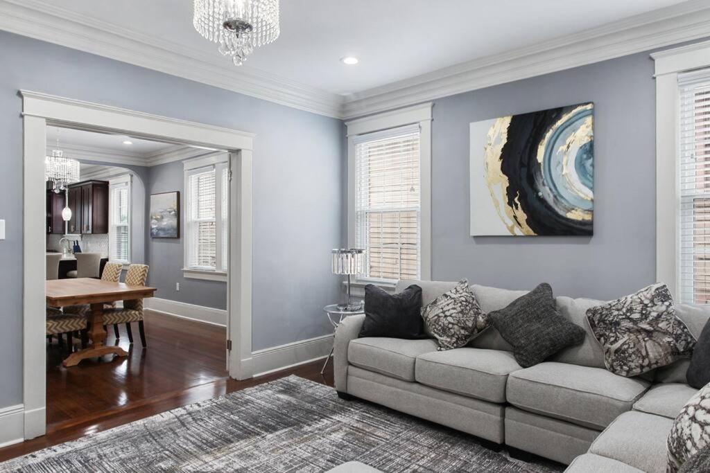 Apartment Luxury Spacious Uptown 3 Bedroom In Historic Area