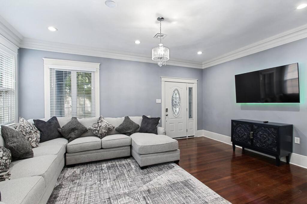 Apartment Luxury Spacious Uptown 3 Bedroom In Historic Area