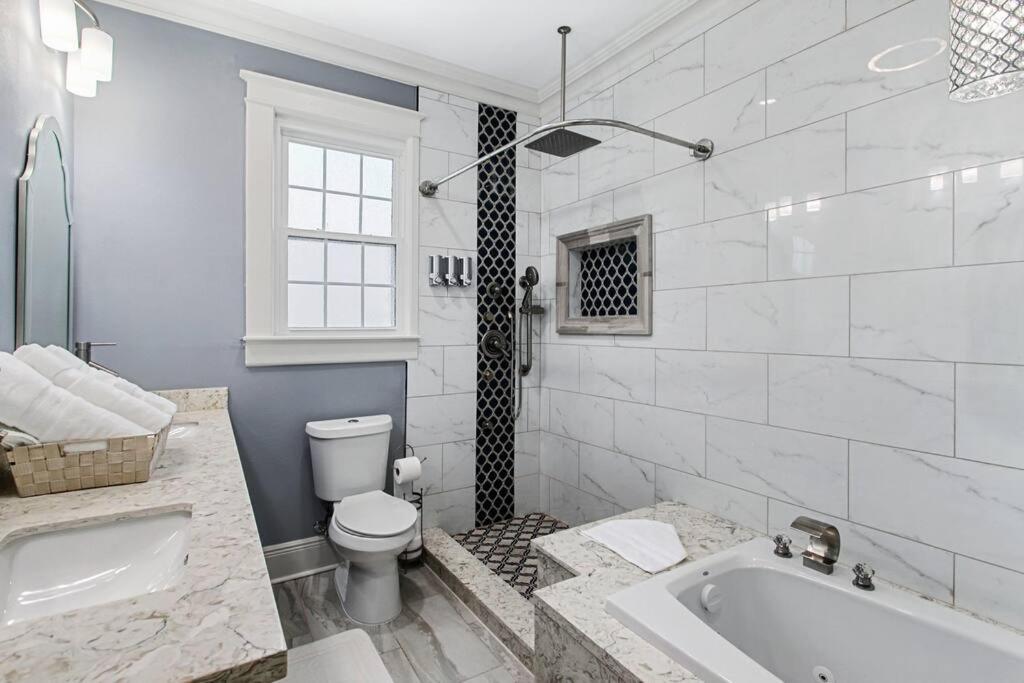 Luxury Spacious Uptown 3 Bedroom In Historic Area Apartment