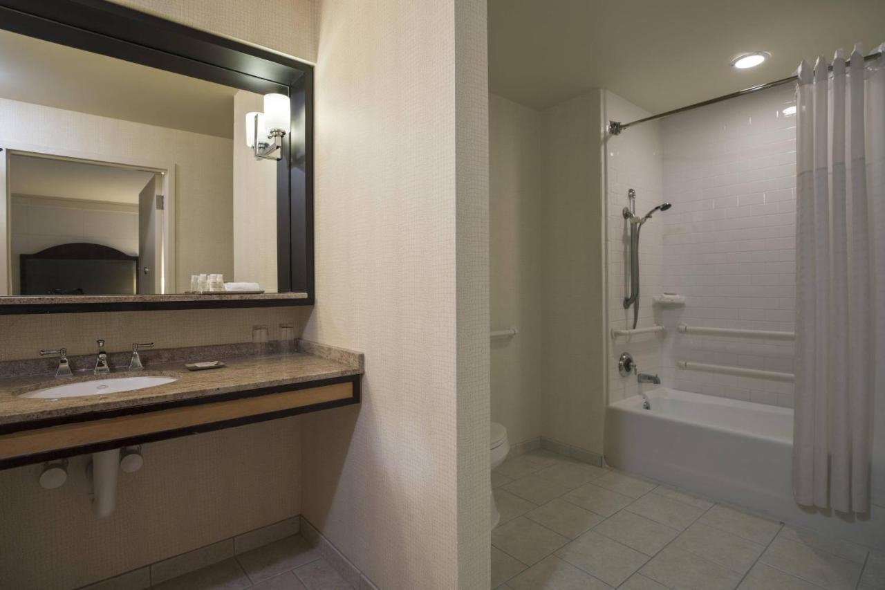 Renaissance Arts Warehouse District 4*