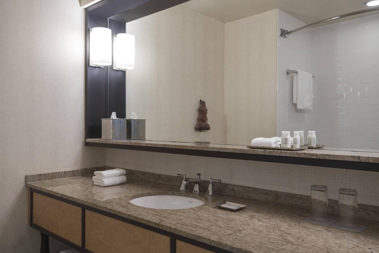Renaissance Arts Warehouse District 4*