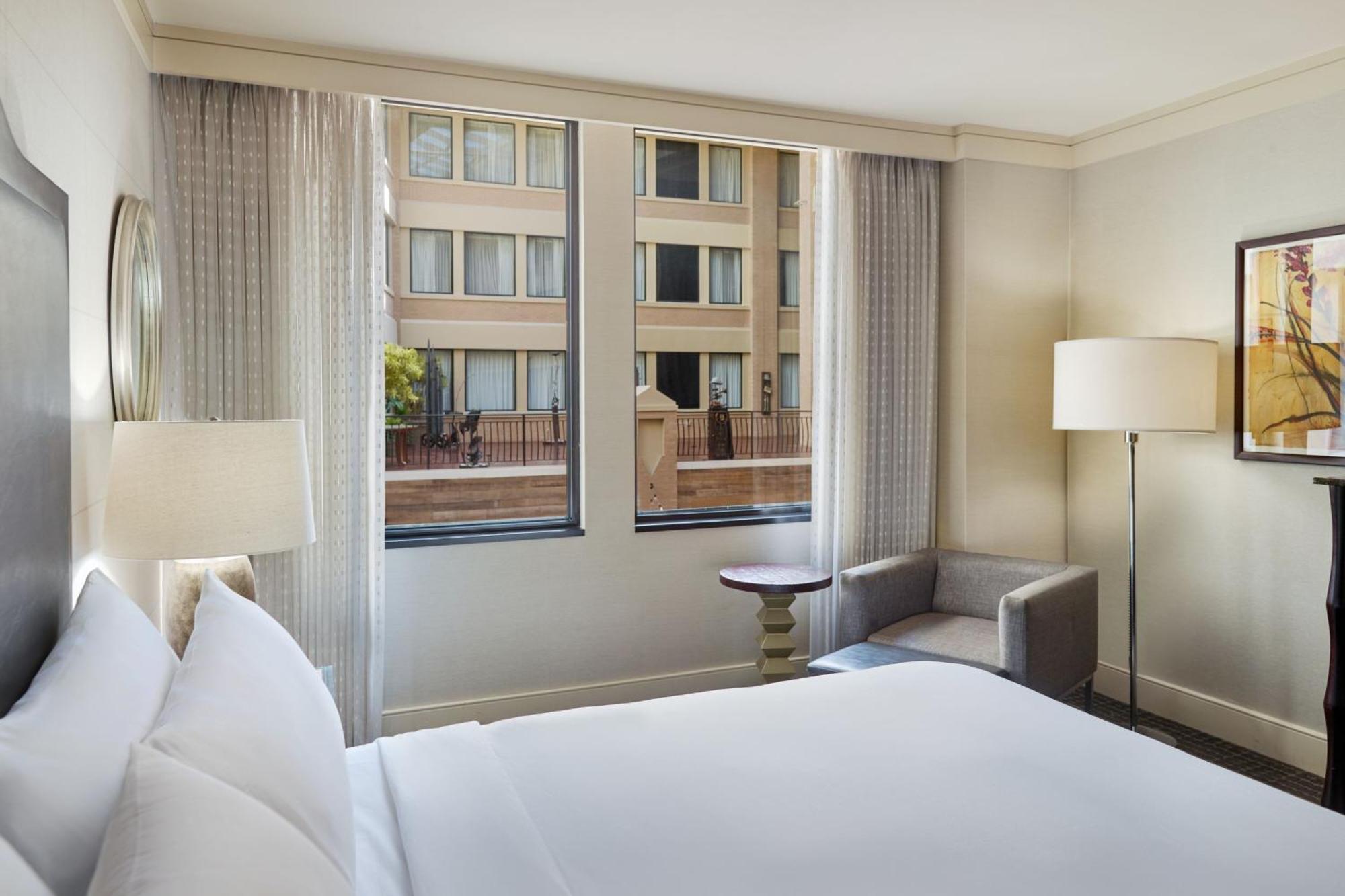 Hotel Renaissance Arts Warehouse District 4*